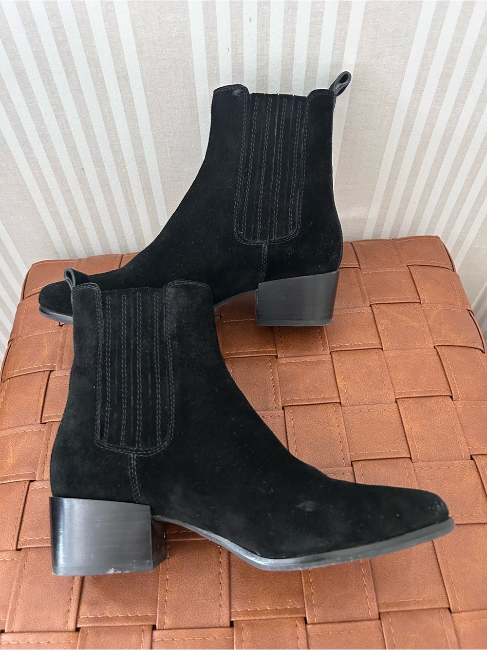 Banana Republic Chelsea Pull On Ankle Boots Black Suede Women's Size 7 - Picture 10 of 10